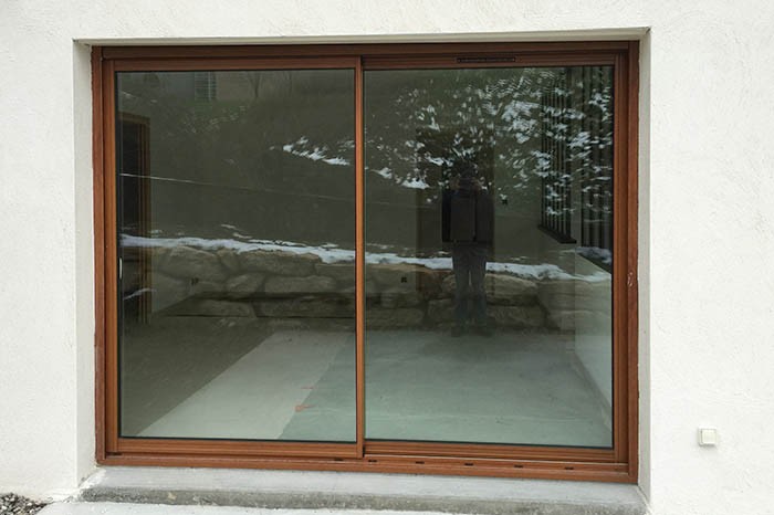 baie vitrée extérieur imitation bois et intérieur blanc