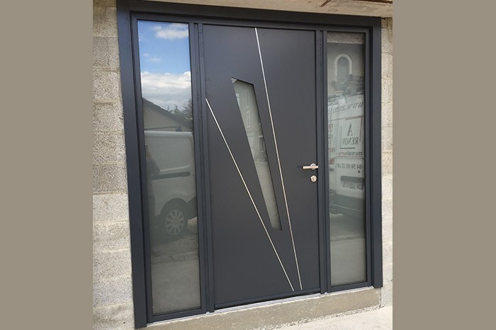 Porte climatique vitrée PVC avec habillage et porte intérieure en