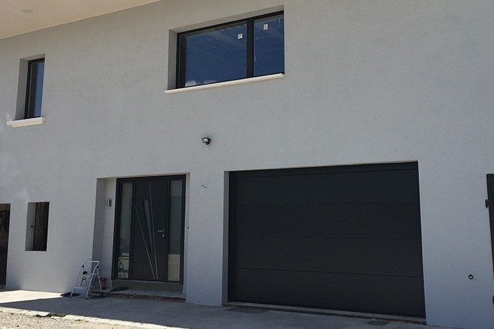 équipement d'une maison en fenêtre et porte aluminium