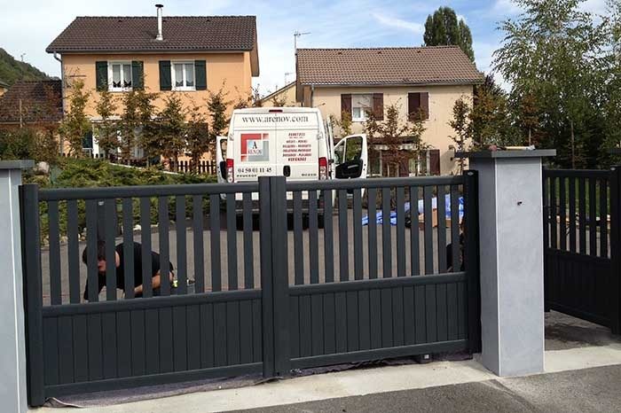 portail ajouré en aluminium imitation bois anthracite