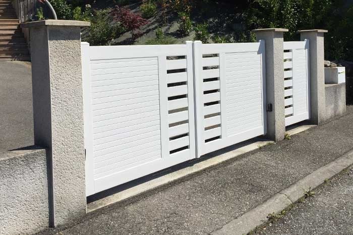 portail pvc plein avec une partie ajourée