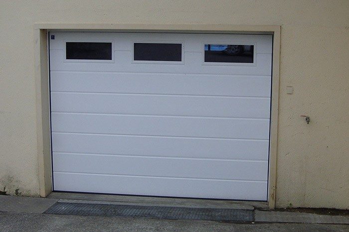 porte de garage automatique PVC avec 3 fenêtres hautes